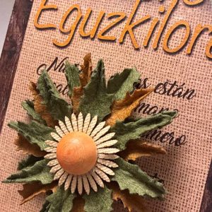 Broche eguzki fieltro verde detalle