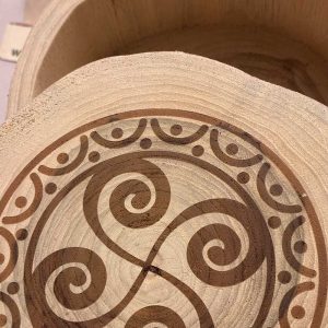 Caja tronco lauburu detalle