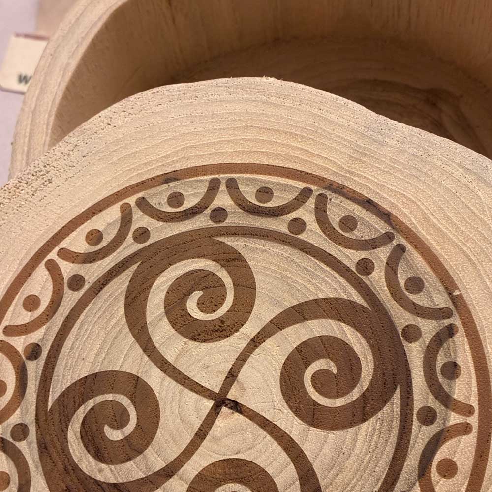 Caja tronco lauburu detalle